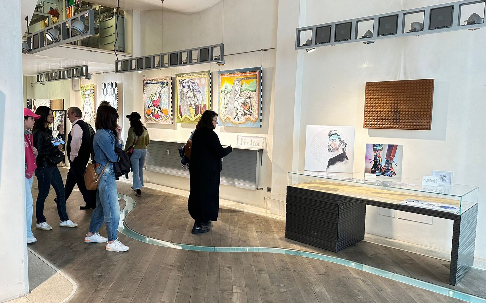 Un gruppo di studentesse in visita alla mostra.