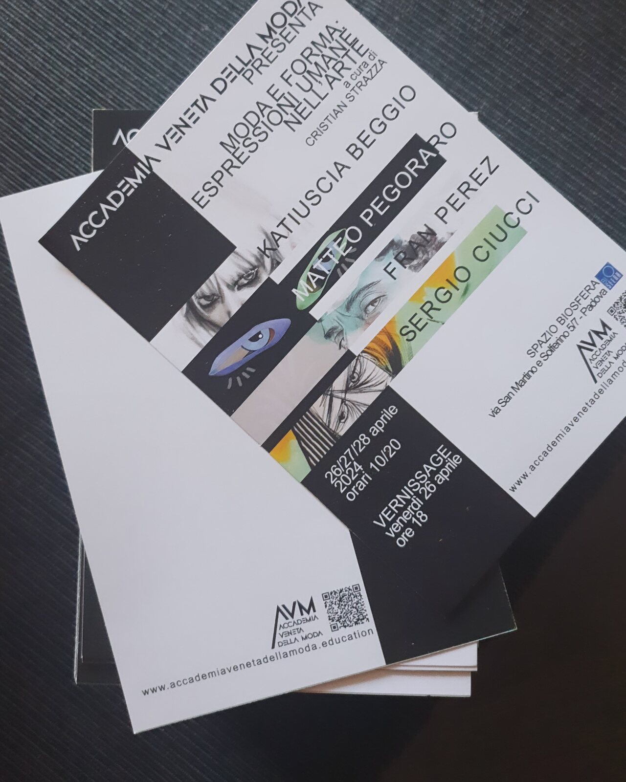 Gli inviti e le cartoline della mostra.