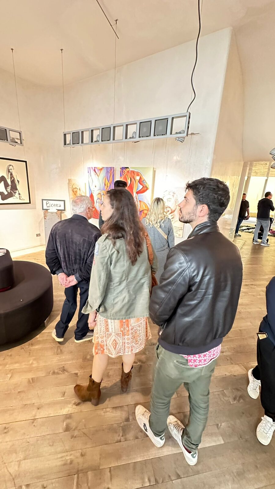 Il pubblico davanti alle opere durante il vernissage.